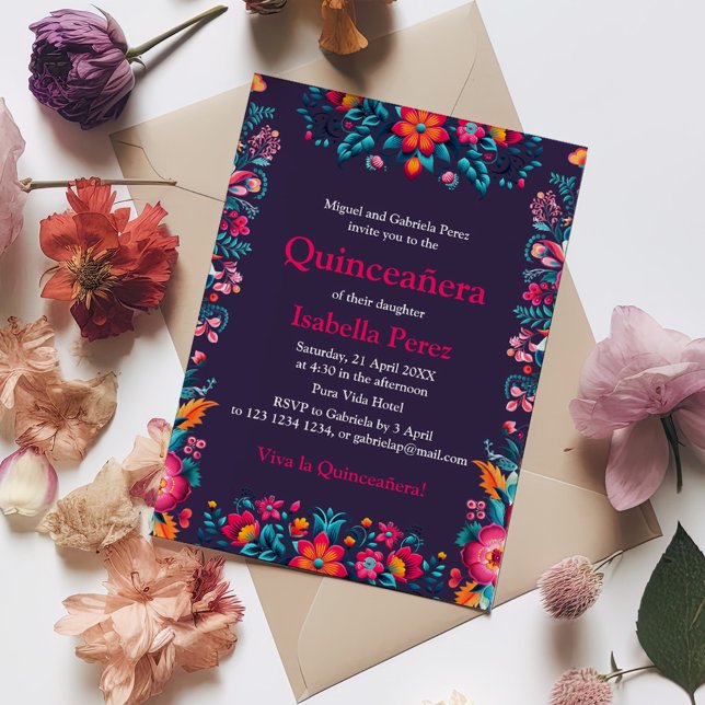 Blommigt Quinceanera Mexican Fiesta Birthday Inbjudningar (Floral Quinceanera Mexican Fiesta Birthday Invitation on a table with colorful flowers.)