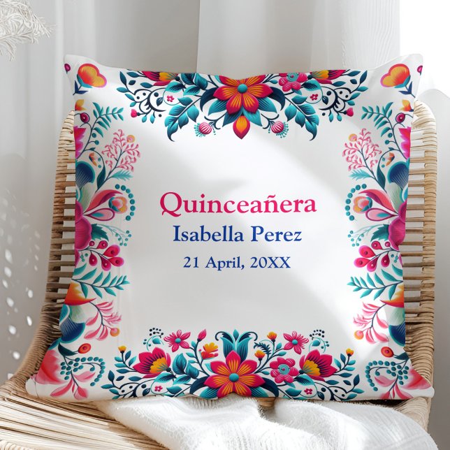 Blommigt Quinceanera Mexican Fiesta Birthday Kudde (Floral Quinceanera Mexican Fiesta Birthday Throw Pillow on a sunny rattan chair.)