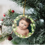 Blommigt Red Berries Greenery Wandey Photo Julgransprydnad Keramik<br><div class="desc">Vacker blommigt julprydnad med ditt foto inuti en blommigt bär berry-andedräkt av sage grönt grönery,  vita blommor och röda bär. Lägg till baby namn och året på baksidan.</div>