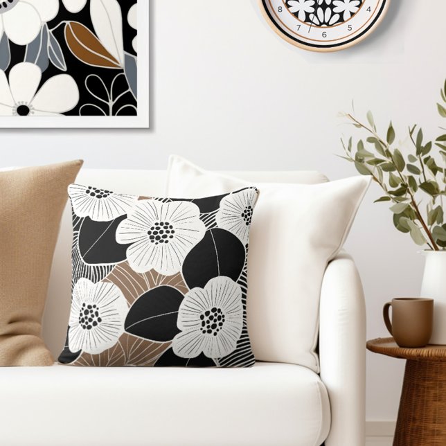 Blommigt Retro Kudde (Style with the perfect blend of retro floral & elegance to your living room.)