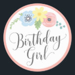 Blommigt Rosa Birthday Girl Baby & Kids Party Runt Klistermärke<br><div class="desc">Fira "födelsedagsflickan" med vackra blommigtar. Lätta och mjuka pasteller accentuerade med rosa polka punktbakgrund. Ett idealiskt sätt att fira med det sjabbiga jordbrukshuset land stil! ・ Samordna det! Bläddra i Little Giraffe Baby Collection för matchningsprodukter,  inklusive inbjudningar till babydusch,  inslagning pappert,  party-dekor med mera!</div>