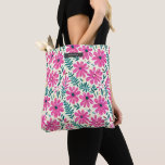 Blommigt Rosa Daisy Vattenfärg Botaniska Mönster Tygkasse<br><div class="desc">Vattenskärtningen inspirerade mönster med illustrationer av rosa daisy och botaniskt grönt. Anpassa med namn över grått-rektangeln överst.</div>