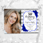 Blommigt Royal Blue Silver White Photo 50:e födels Inbjudningar<br><div class="desc">Femininininbjudan till elegantens blommigt på 50 år med ditt foto. Glam-, vit- och royal-blå design med faux glitter silver. Funktioner rand, safiren blue ro, skripttypsnitt och konetti. Perfekt för en snyggt vuxen under firande party. Anpassa med dina egna detaljer. Kan anpassas för vilken ålder som helst! Skrivna Zazzle-inbjudningar eller digital...</div>