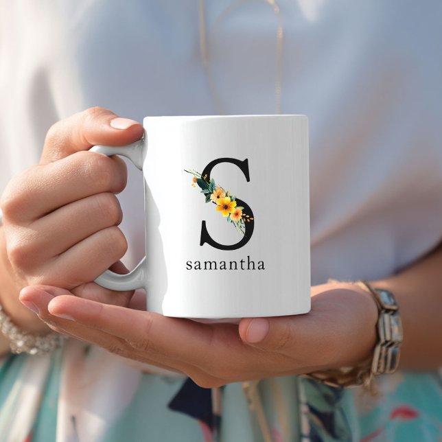 Blommigt S Monogram Mugg med redigerbart Namn (Floral S Monogram Mug with Editable Name. Yellow, Orange & Greenery Watercolor Flowers.)