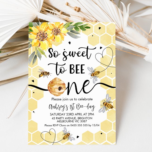 Blommigt så söt att det var ett bi första födelsed inbjudningar (So sweet to bee one themed first birthday invitation featuring some bees and sunflowers.)
