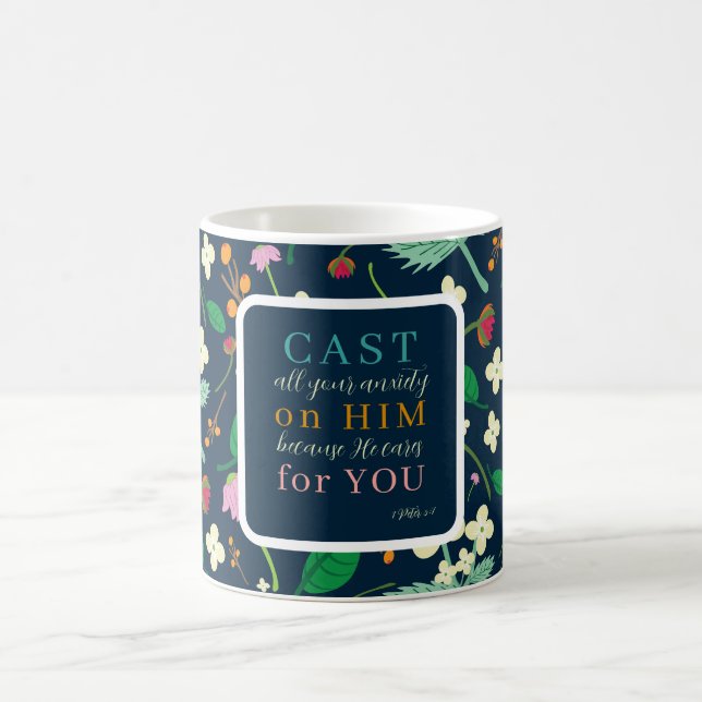 Blommigt Skript 1 Peter 5:7 Kaffemugg (Center)