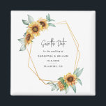 Blommigt Solros Eucalyptus Bröllop spara datum Magnet<br><div class="desc">Planera din perfekt bröllop den här säsongen med vårt lysande solrostema och spara datumkorten. Det här kortet har solrosblomma och guld-effektens geometriska ram, och kan enkelt anpassas till ditt speciella tillfälle, t.ex. möhippa, förlovningsfest, födelsedagsfest, årsdagar, familjeåterförening och alla särskilda tillfällen som du har stått upp inför under de kommande månaderna....</div>