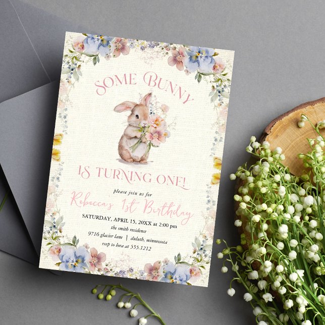 Blommigt Söt lilla Bunny 1:a födelsedagsinbjudan Inbjudningar (Floral Sweet Little Bunny 1st Birthday Invitation)