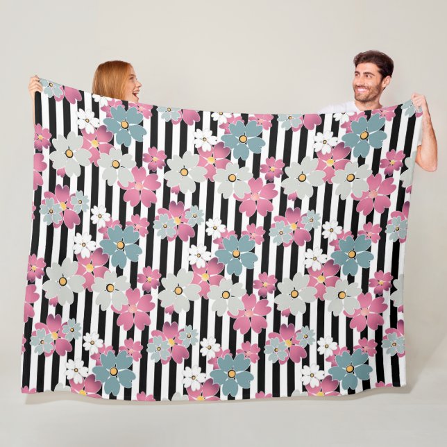 Blommigt, strimlad fleecefilt (På plats)