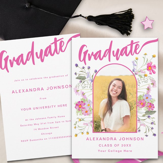 Blommigt Student Photo Rosa Script Studentfest Inbjudningar (Wildflower boho arch graduate photo hot pink script Graduation party invitation watercolor florals)