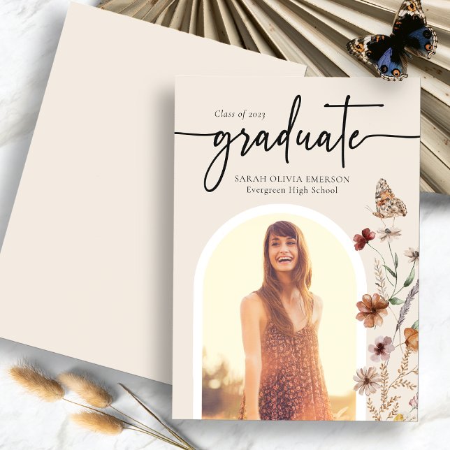 Blommigt Studenten meddelande (Elegant Floral Watercolor Graduation Announcement with Butterfly by Painted Paperie
)