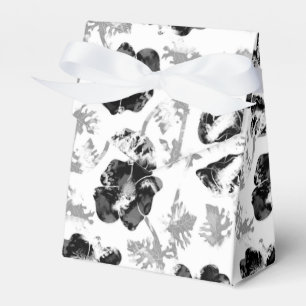Blommigt, svartvitt presentaskar