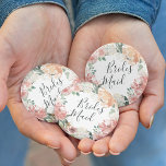 Blommigt under sommaren Bridesmaid Knapp<br><div class="desc">Identifiera spelarna i nyckel vid din möhippa med våra knappar för blommigt av elegant,  med god chic. Knappen har en vattenfärgad blommigt av peachy rosa peonies,  white hydrangea blommor och botaniskt grey med "bridesmaid" inskrivet i handskript.</div>