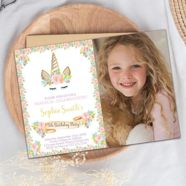 Blommigt Unicorn Birthday-inbjudan med foto Inbjudningar (Floral Unicorn Birthday Invitations with photo)