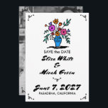Blommigt Vas Rustic Whimsical Cute Sketch B&W-foto Spara Datumet<br><div class="desc">Perfektens söta kort för en roligt spara datumet! Hand skapade konst åt dig! FULLT ANPASSADE! Klicka på "Anpassa" ovan om du vill redigera texten och lägga till fotot på baksidan. Klicka på "Redigera med verktyg" om du vill justera typsnitt, färg och placeringar och ta bort dekorationerna på baksidan och/eller hörnet...</div>
