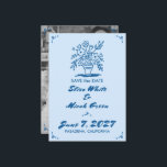 Blommigt Vas Rustic Whimsical Sketch Blue Photo Spara Datumet<br><div class="desc">Perfektens söta kort för en roligt spara datumet! Hand skapade konst åt dig! FULLT ANPASSADE! Klicka på "Anpassa" ovan om du vill redigera texten och lägga till fotot på baksidan. Klicka på "Redigera med verktyg" om du vill justera typsnitt, färg och placeringar och ta bort dekorationerna på baksidan och/eller hörnet...</div>