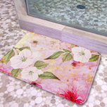Blommigt vintage chic rosa guld vattenfärgsskript  badrumsmatta<br><div class="desc">Vita, lila, orange och mörk vattenfärgblommor överlägger guld-manuset med en underbar, mjuk rosa, guld-vindad bakgrund på detta vackra, romantiska, vintage rosa- eller köksmat. Välj mellan tre storlekar: små (16" x 24"), medelstora (20" x 30") och stora (24" x 36"). Gör en chic och snyggt påstående för ditt badrum. Det finns...</div>