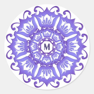 Blommigt violet mandala. Monogram. Runt Klistermärke