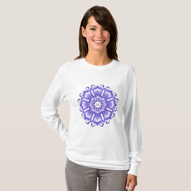 Blommigt violet mandala.Monogram. Tee (Hel framsida)