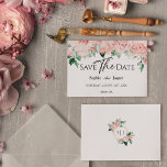 Blommigt Vit Bröllop-platta Spara datum Spara Datumet<br><div class="desc">Den här blommigten vit bröllop platt sparar datumdesignen som har en fin baksida av neutralten svart eller vit chic med enkel modern typografi och kalligrafi av elegant för att ange en sofistikerad ton för vilken stil av händelse som helst. Varje produkt är förskönad med vackra rosa ros och persiko- och...</div>