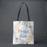 Blommigt WAN Monogrammed Budens mamma Tygkasse<br><div class="desc">personligen personligt bröllp tote bags med texten budens mamma namn eller annan anpassningsbar. Elegantens femininindesign har en vattenfärgsutandning av blommigten med dammigt blått grått och peachy gula blommor. Använda designen verktyg för att anpassa varje monogram, välj valfri bakgrund färg, redigera typsnitt och färger och lägg till foton för att skapa...</div>