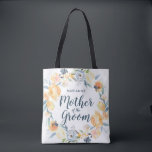 Blommigt Wandeans Monogrammed Mor i Groom Tygkasse<br><div class="desc">Personligt bröllp tote bags personlig med mor i namn eller annan anpassningsbar. Elegantens femininindesign har en vattenfärgsutandning av blommigten med dammigt blått grått och peachy gula blommor. Använda designen verktyg för att anpassa varje monogram, välj valfri bakgrund färg, redigera typsnitt och färger och lägg till foton för att skapa en...</div>