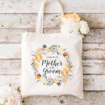 Blommigt Wandeans Monogrammed Mor i Groom Tygkasse<br><div class="desc">Personligt bröllp tote bags personlig med mor i namn eller annan anpassningsbar. Elegantens femininindesign har en vattenfärgsutandning av blommigten med dammigt blått grått och peachy gula blommor. Använda designen verktyg för att anpassa varje monogram, välj valfri bakgrund färg, redigera typsnitt och färger och lägg till foton för att skapa en...</div>
