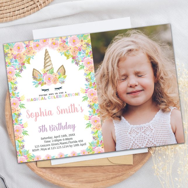 Blommigt White Unicorn Birthday-inbjudningar med f Inbjudningar (Floral White Unicorn Birthday Invitations w photo)