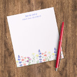 Blommigt Wildblommor Gräns från skrivbordet i Namn Anteckningsblock<br><div class="desc">Lilac-fodrad personlig för anteckningsblock med ditt namn. En färgfull illustration av blommigten ger en elegant.</div>