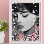 Blommigt Woman Botanian rosa Fantasy Pop Art Poster<br><div class="desc">Den här Poster visar en vacker kvinna omgiven av fin rosa och vita blommor. Valet av tema för Blommigten Kvinna beror på att det är ett trendobjekt som kommer att tillföra skönhet och lugn till din insida-dekanter. Svarta och vita kvinnan porträtt var i ge en elegant till den poster. Valet...</div>