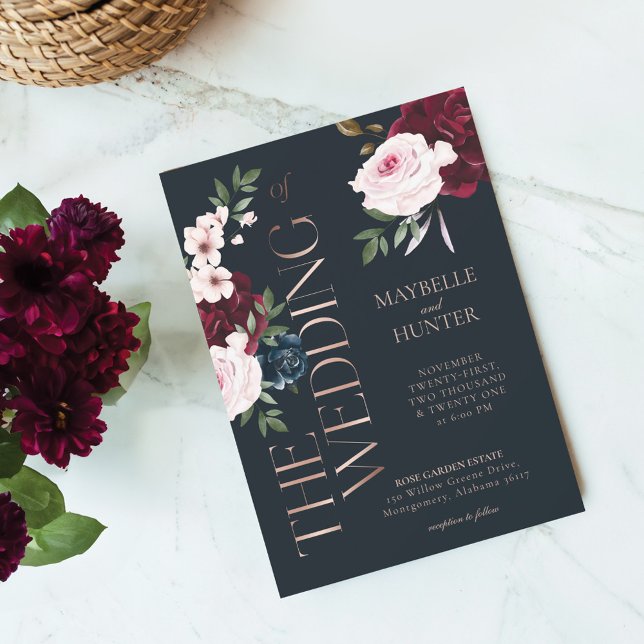 Blommigtar för klassfärgade fet burgundy- och mari inbjudningar (Classy Bold Burgundy & Navy Watercolor Florals Invitation)