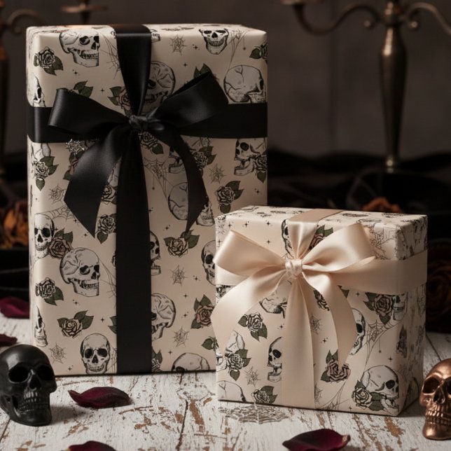 Blommigten Antique White Gothic Döskallars och Ro Presentpapper (Gothic Cream & Black Floral Skulls Wrapping Paper for Her Vintage Dark Skull Roses Halloween Pattern)