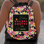 Blommigten Bachelorette Tribe Gympapåse<br><div class="desc">Tropiska hawaiiska plumeriablommor i vitt,  gult och rosa med svart bakgrund är redot för bridens namn i chic med text tillsammans med ord-bachelorettet som bytt till bVarje-elorette på ett genomskinligt svart överlägg. Perfektens presentväska för din möhippa-stam! MATCHING-objekt i vår samling.</div>