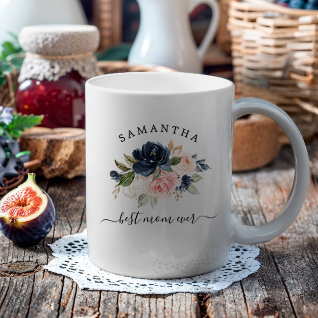 Blommigten Bästa Mamma någonsin vattenfärg Kaffemugg (Personalized mug for the best mom ever featuring a blush pink and navy watercolor floral.)