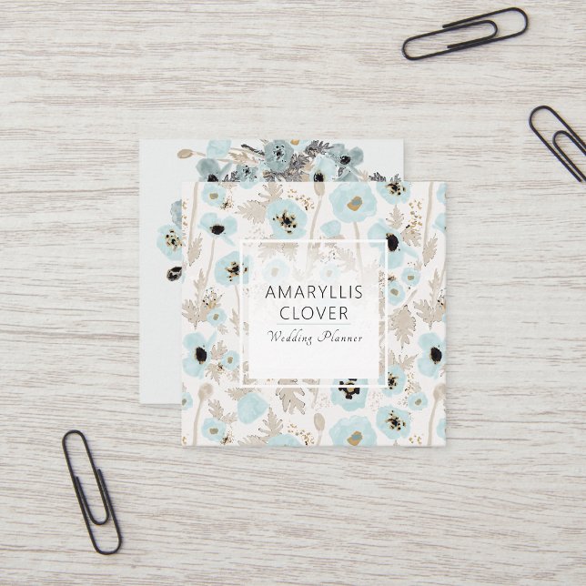 Blommigten Bevacker Blue Taupe Cream Black Poppies Fyrkantigt Visitkort (Beautiful Blue Taupe Cream Black Poppies Floral Square Business Card from Studio Posies. )