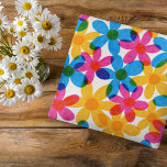 Blommigten Bright och feta Hippie Flowers Vår Kudde<br><div class="desc">Lägg till en skarp beröring till soffa med den här mönstrade kudden. Den har en retro stil med överlappande blommor av hippie-daisy i intensiv gult,  blått och magenta rosa. Bilderna i hand plockade är designade för att imitera utskrift av klassiska risografer stil</div>