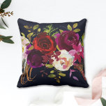 Blommigten Burgundy Marsala Rustic Bohemian Kudde<br><div class="desc">FÖRÄNDRAT BAKGRUND FÄRG. Böhmen stil Dekorativ kudde med vattenfärgad illustration av burgundi,  marsala,  röda och rosa peonier och ro med fjädrar som fäster uppmärksamhet vid marin blå bakgrund. Det här är perfekt för höst/vinter,  blommigt och stil vid inbrott. Matchande objekt är också tillgängliga.</div>