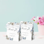 Blommigten Dusty Blue Bröllop Elegant Skript Rusti Presentaskar<br><div class="desc">Elegant,  dammig blått blommigt bröllop anpassningsbar-ruta</div>
