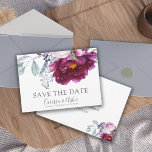 Blommigten elegant Röd violett Grönt Spara datum Spara Datumet<br><div class="desc">En botanisk blommigt med lush elegant vattenfärg sparar datumet bröllop-meddelande i nyanser av rött violett och rosa med bladgrej. Skripttyp kontrasterad med klassisk och tidlös serif-typografi. Modern elegans.</div>