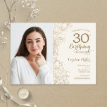Blommigten Feminine Guld Photo 30års födelsedag Inbjudningar<br><div class="desc">Guld och elfenbenskräm blommigt 30års födelsedag-inbjudan med ditt foto på kortets framsida. Minimalistisk modern design med botaniska konturaccenter för teckning, faux guld-folie och typografi-skript. Enkel inbjudan-kortsperfekt för trendig för en snyggt kvinna på dagen firande. Kan anpassas till vilken ålder som helst. Skrivna Zazzle-inbjudningar eller digital utskrivbar mall för omedelbar nedladdning....</div>