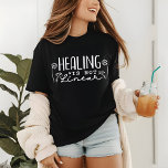 Blommigten för Ord-offerten för linjär Grief är in T Shirt<br><div class="desc">Lagning är inte Linjärt Grief Ord Quote Blommigt Blommor T-shirt med texten "Lagring är inte linjärt" i modern,  vit manustypografi accentuerad med kärlek hjärta och blomskudlar. Designad av Evco Studio www.zazzle.com/store/evcostudio</div>