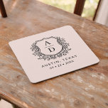 Blommigten för  Rosa i Monogram Bröllop Vapensköld Underlägg Papper Kvadrat<br><div class="desc">Lägg till en elegant till firande med det moderna Monogram Bröllop Vapensköld Square Papper Underlägg. Dessa underlägg har en sofistikerad utformning av monogram vapensköld och är perfekt för bröllop, förlovningsfester eller möhippor. Snyggtens kvadratiska form och högkvalitativ, absorberande papper skyddar yta samtidigt som du förbättrar din dekoration. Anpassa med initialerna och...</div>