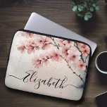 Blommigten  för vattenfärgsfärgsfärgsfärja för Blo Laptop Fodral<br><div class="desc">Lägg till lite elegans i din tekniska utrustning med Blommigten Watercolor Cherry Blommar Girly Script Namn Laptop sleeve! Den här snyggtens sleeve har en vacker vattenfärgsmodell för körsbär i mjuk rosa och blått nyans och är personlig med namn eller med namn i svart manusjus. Perfekt för presentvänner, medarbetare, lärare eller...</div>