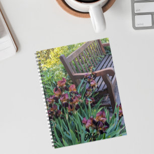 Blommigten Iris Blooms och Garden Park Bench Anteckningsbok