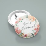 Blommigten Junior Bridesmaid Knapp<br><div class="desc">Identifiera spelarna i nyckel vid din möhippa med våra knappar för blommigt av elegant,  med god chic. Knappen har en vattenfärgad blommigt av peachy rosa peonies,  white hydrangea blommor och botaniskt grey med "junior bridesmaid" inskriven i handskript.</div>