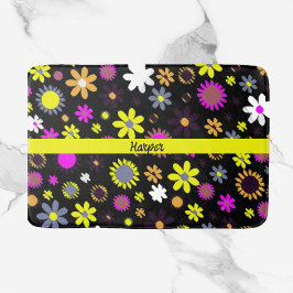 Blommigten mod svart badrumsmatta