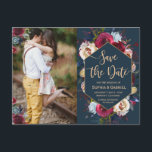 Blommigten Modern burgundy Navy Photo Save Date Meddelande Vykort<br><div class="desc">Modern, Elegant, Burgundy Marsala Red Navy Watercolor Blommigt Spara datumfotovykortet. Chich burgundy, marsala, marsala, marinfärgat ro, botaniskt blommigt arrangemangt bröllop med geometrisk marinmarin ram på marinblå bakgrund. Använd en handskriven typografisk elegant med texten "Spara datum" och ett lodrät som du enkelt kan ändra på. Underbart val för höst- eller vinterbröllop...</div>