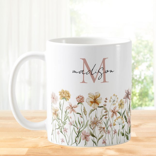 Blommigten Monogrammed Watercolor Wildblomskugga Kaffemugg (In situ)