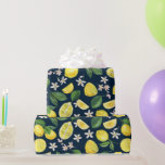 Blommigten Navy Blue Citrus Lemon Presentpapper<br><div class="desc">Lyft upp sommaren med den här vackra citruscitronen mönster.</div>