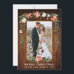 Blommigten Newlyed Wood Guld Watercolor Winter  Julkort<br><div class="desc">Rustic Wood Elegant Watercolor Winter Blommigt Wood Newlyed Photo God jul Card omfattar vackra rödpoinsettider med vattenfärg,  botaniskt grönämne,  vintern bladverk,  hollbär,  vit ros,  bomull,  gräs och blåbär. Rustic Land Wood. Guld Ram.</div>